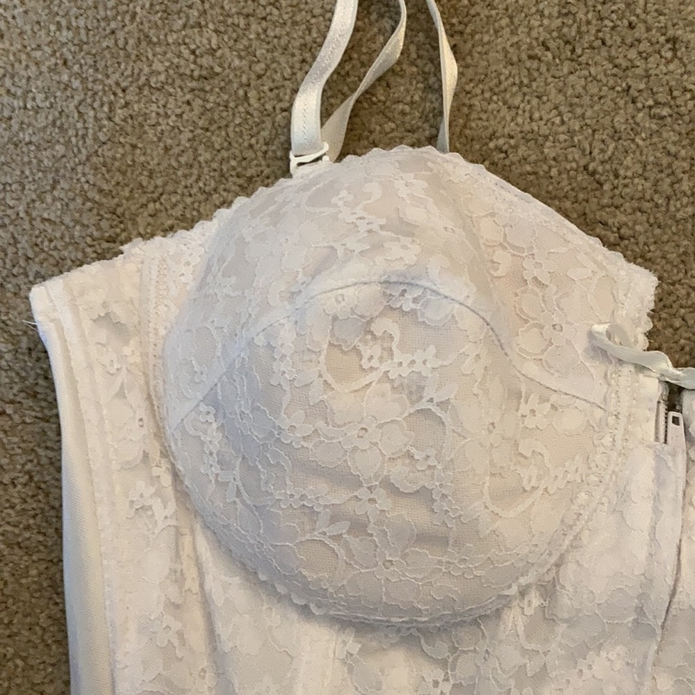 White corset - Picture 4 of 7